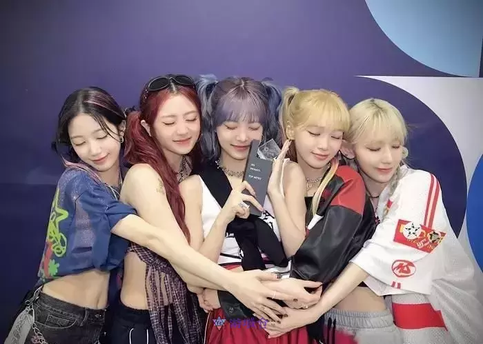 LE SSERAFIM公开后续曲《Smart》MV!展现异国风情 LE SSERAFIM公开后续曲《Smart》MV!展现异国风情